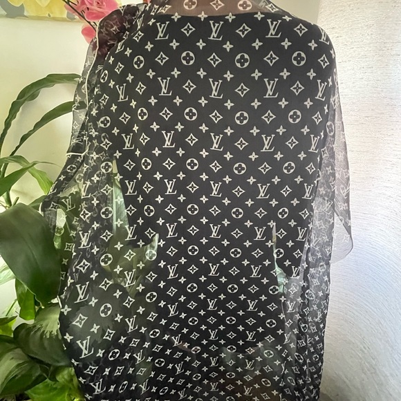 Louis Vuitton Silk Monogram Scarf. - Picture 11 of 16